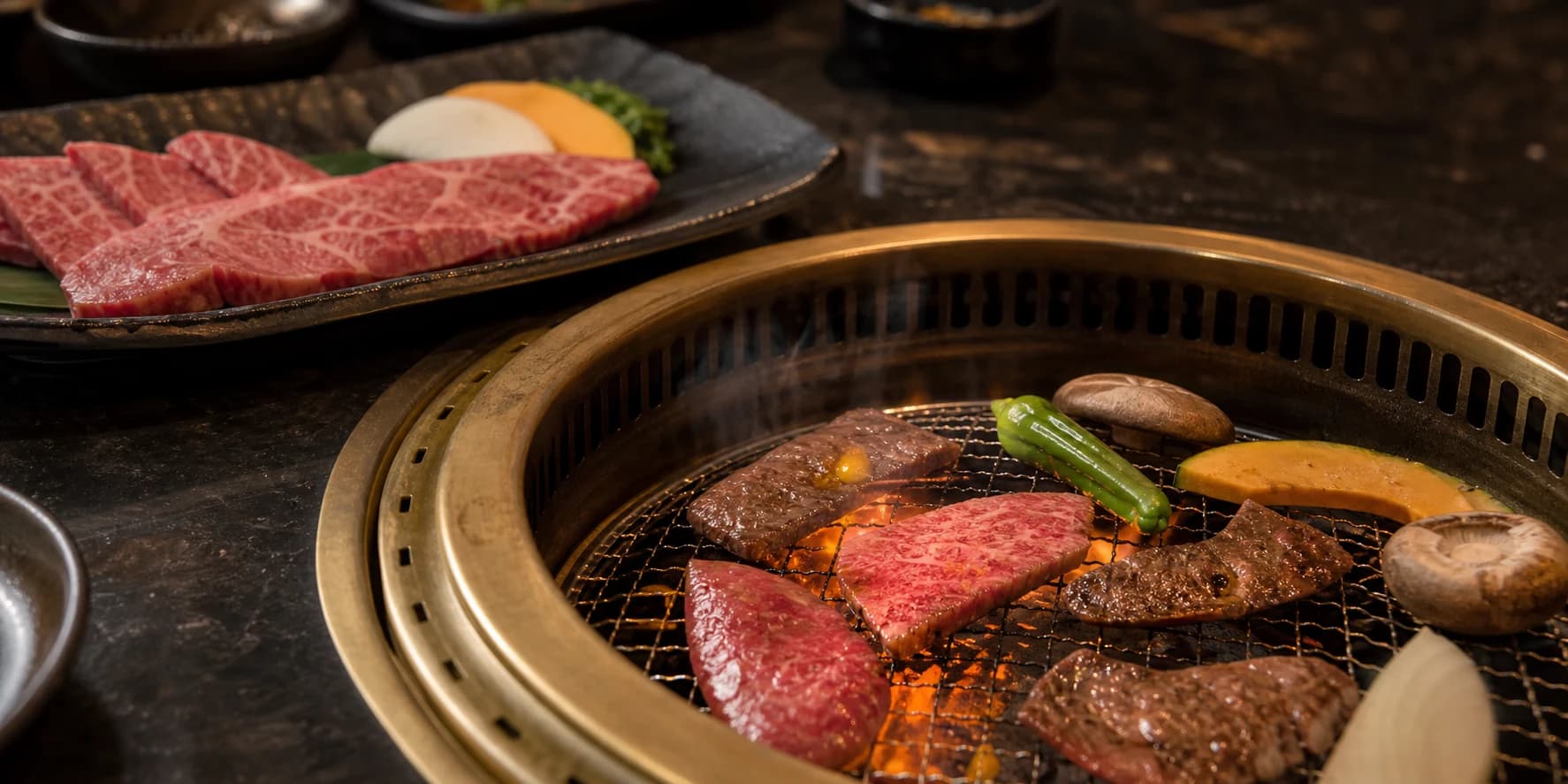 卓上ロースターで肉を焼いている生成イメージ