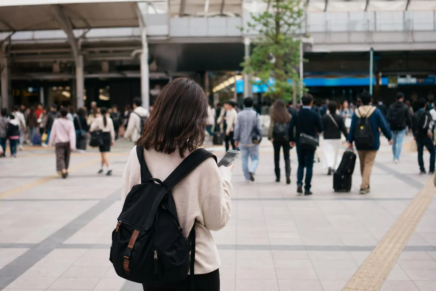 公共場所で集合前に安全確認をする写真