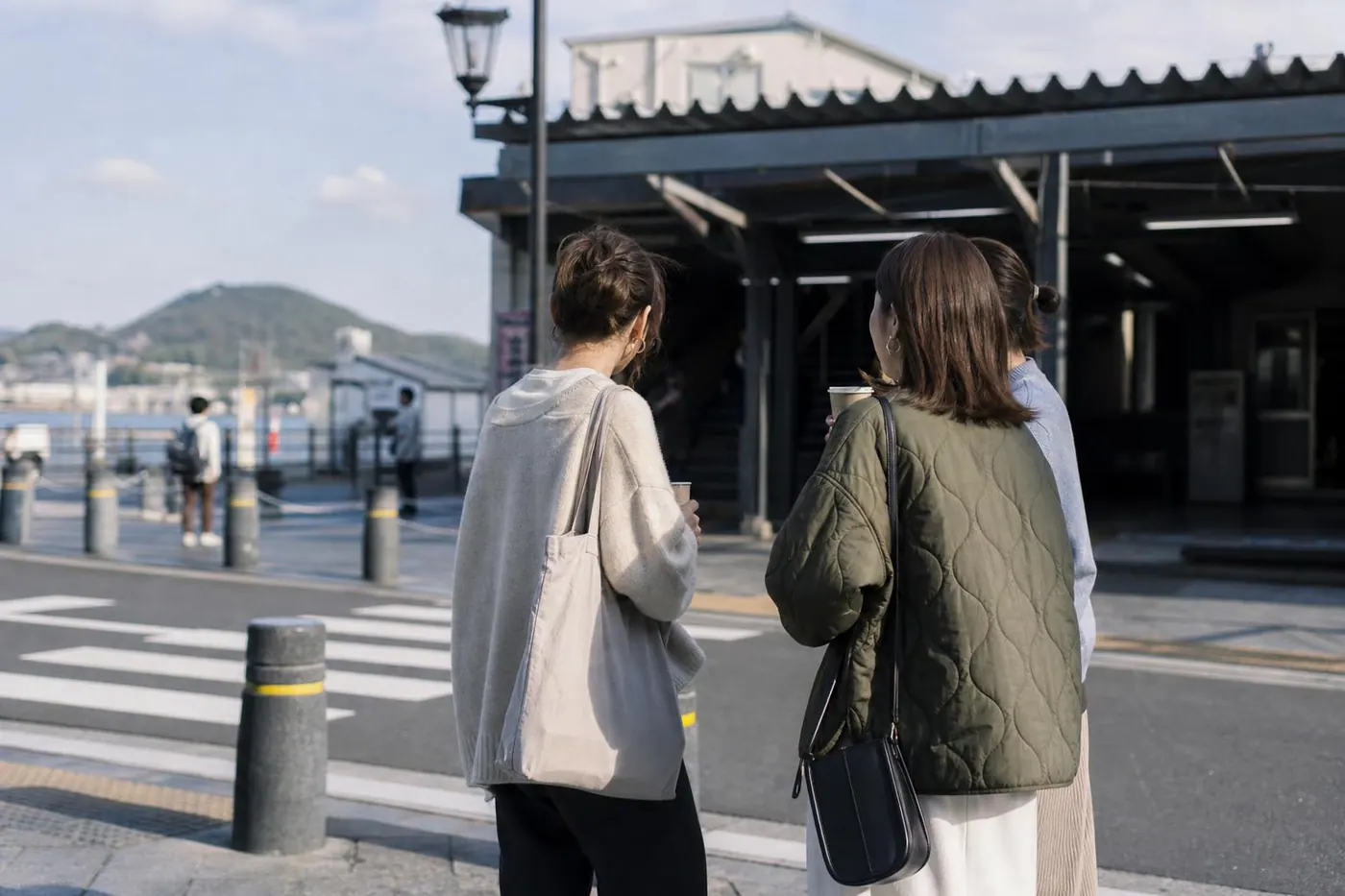 駅前の公共場所で少人数が待ち合わせる雰囲気の写真