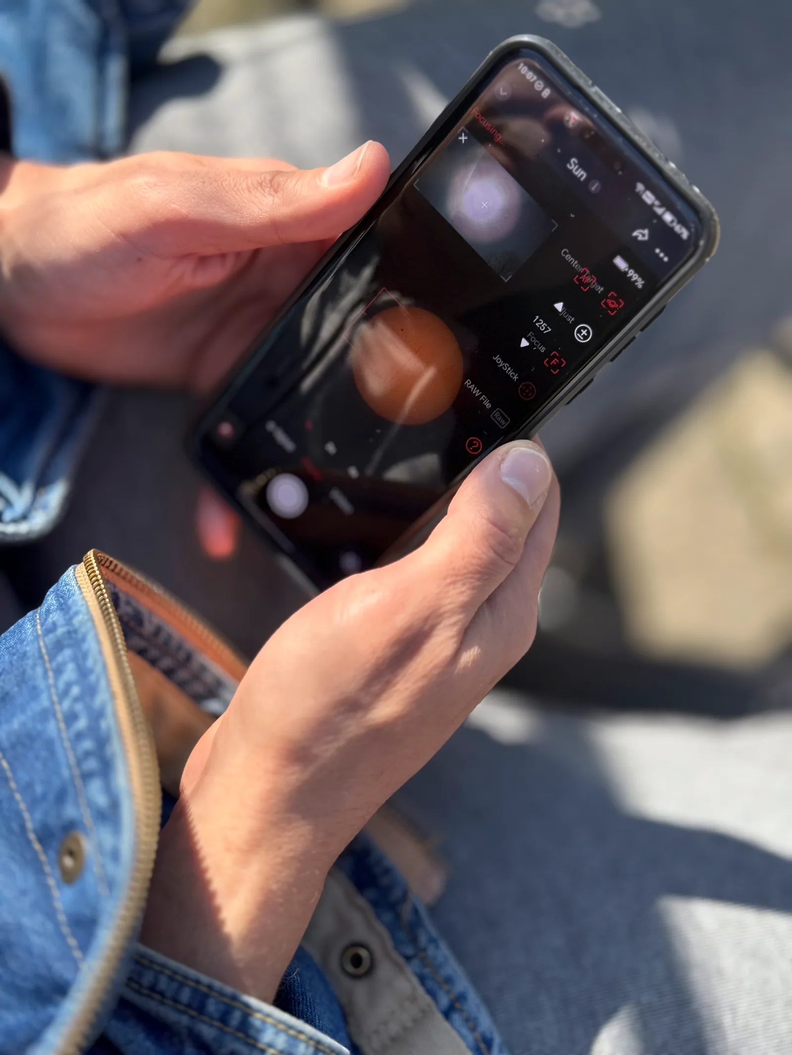 街歩き前にスマホで予定を確認する場面を想像できる写真