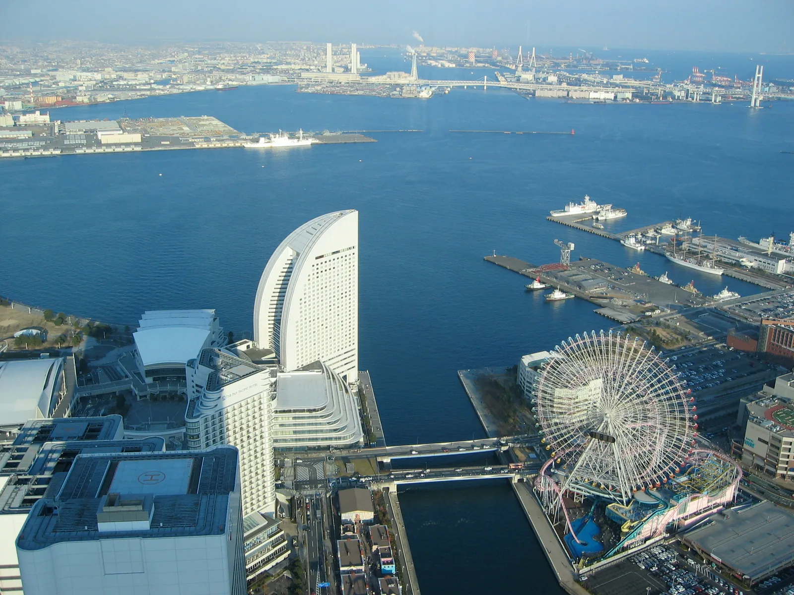 横浜のみなとみらいと海辺の街歩きを想像できる写真