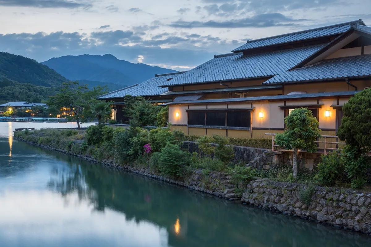 嵐山で川沿いを歩きたくなる京都の景色