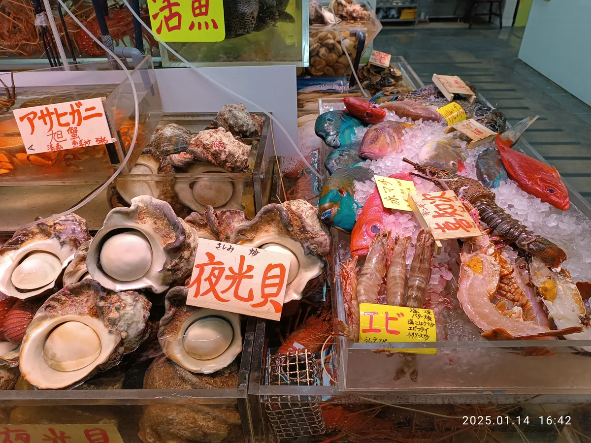 国際通りから壺屋やちむん通りを歩く沖縄の街並み