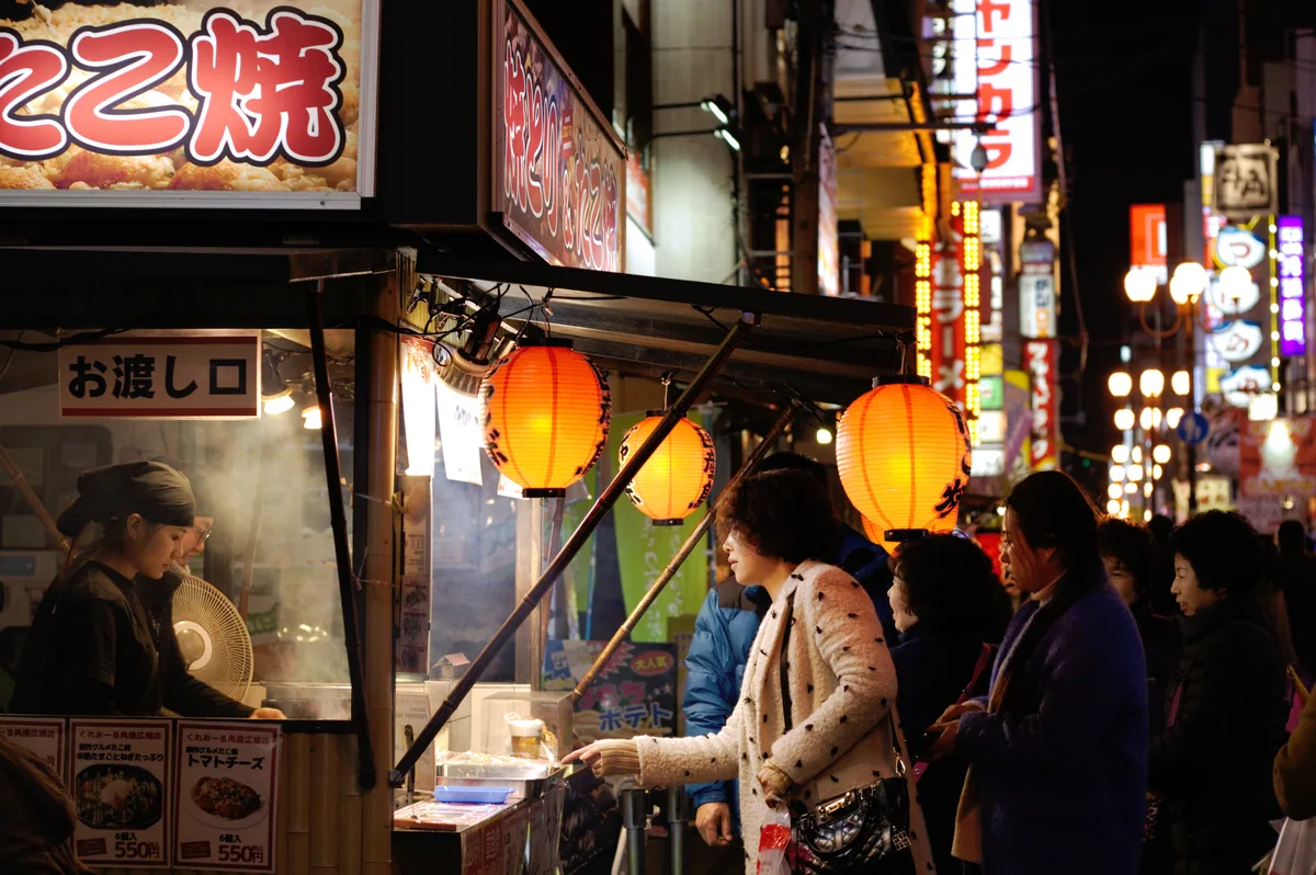 大阪道頓堀のグルメ旅を想像できる夜の街並み